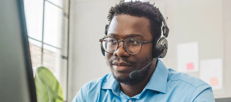 Customer support agent working in a call centre